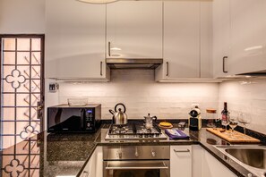 Kühlschrank, Ofen, Wasserkocher mit Kaffee-/Teezubehör, Wasserkocher