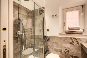 Dusche, Haartrockner, Bidet, Handtücher