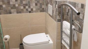 Apartment | Badezimmer | Haartrockner, Handtücher, Toilettenpapier