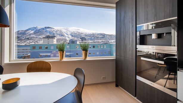 Deluxe Apartment (Deluxe Three-Bedroom Apartment) | Private kitchen | Coffee/tea maker, fridge, microwave, oven - Arctic Homes (Tromsø)