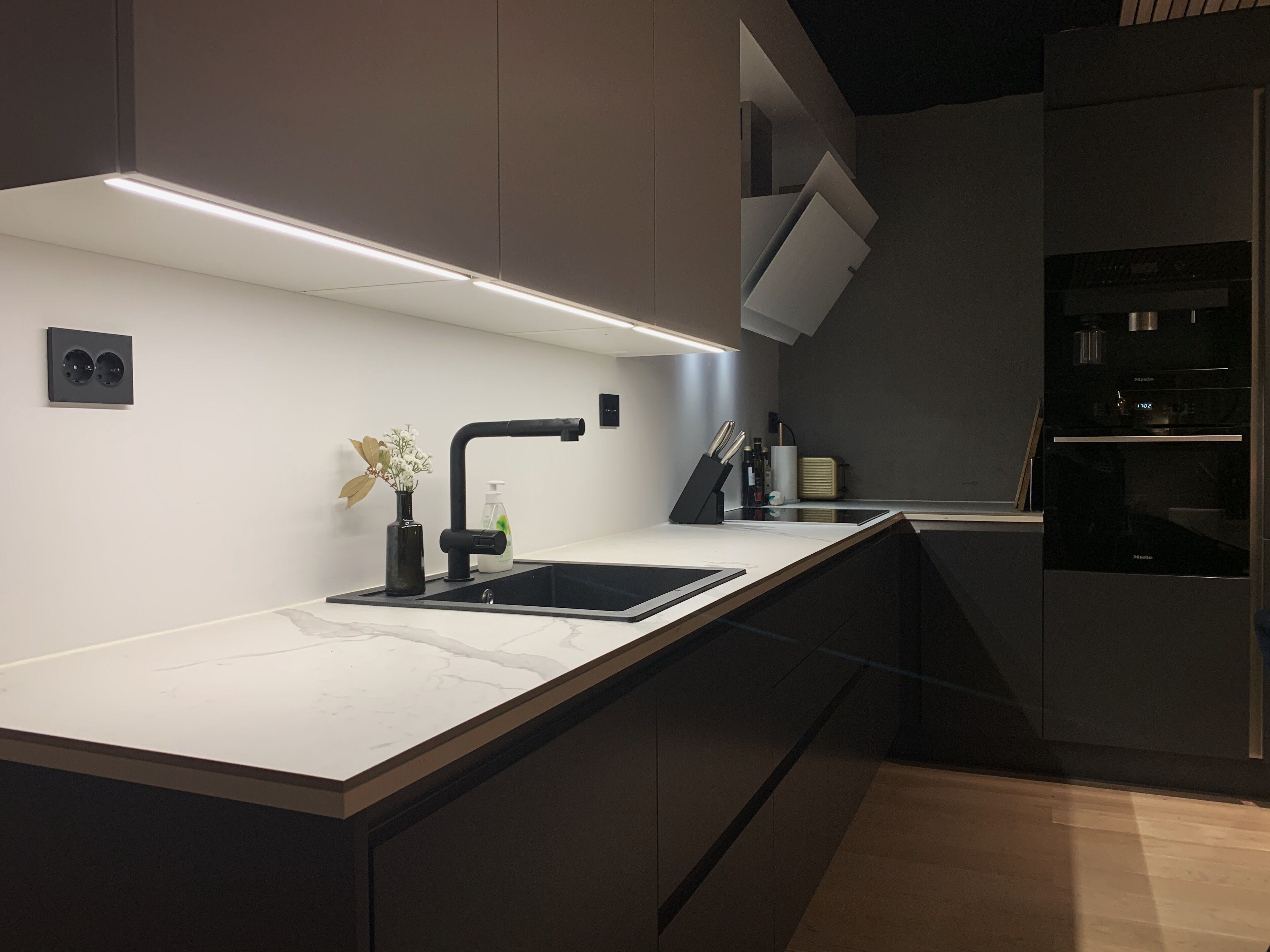 Departamento Deluxe | Cocina privada | Refrigerador, microondas, horno y parrilla de estufa 