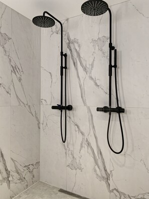 Appartamento Deluxe | Bagno | Doccia, asciugamani
