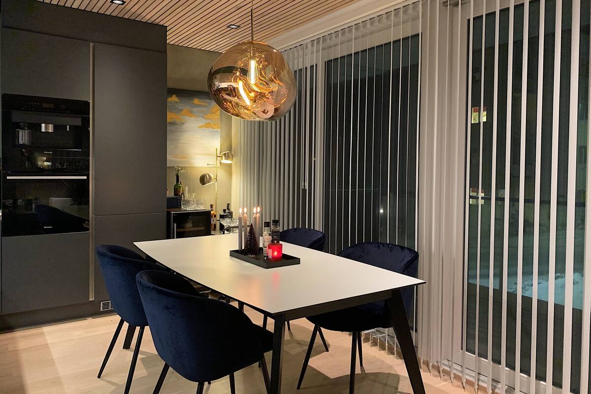 Deluxe-Apartment | Essbereich im Zimmer