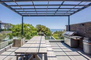 Outdoor dining - Little Glen Views (Cape Town)