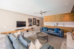 Design House | Living area | Flat-screen TV - Little Glen Views (Cape Town)