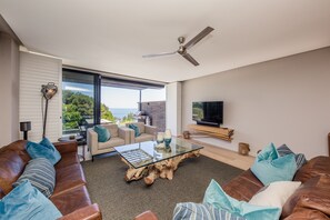 Design House | Living room | Flat-screen TV - Little Glen Views (Cape Town)