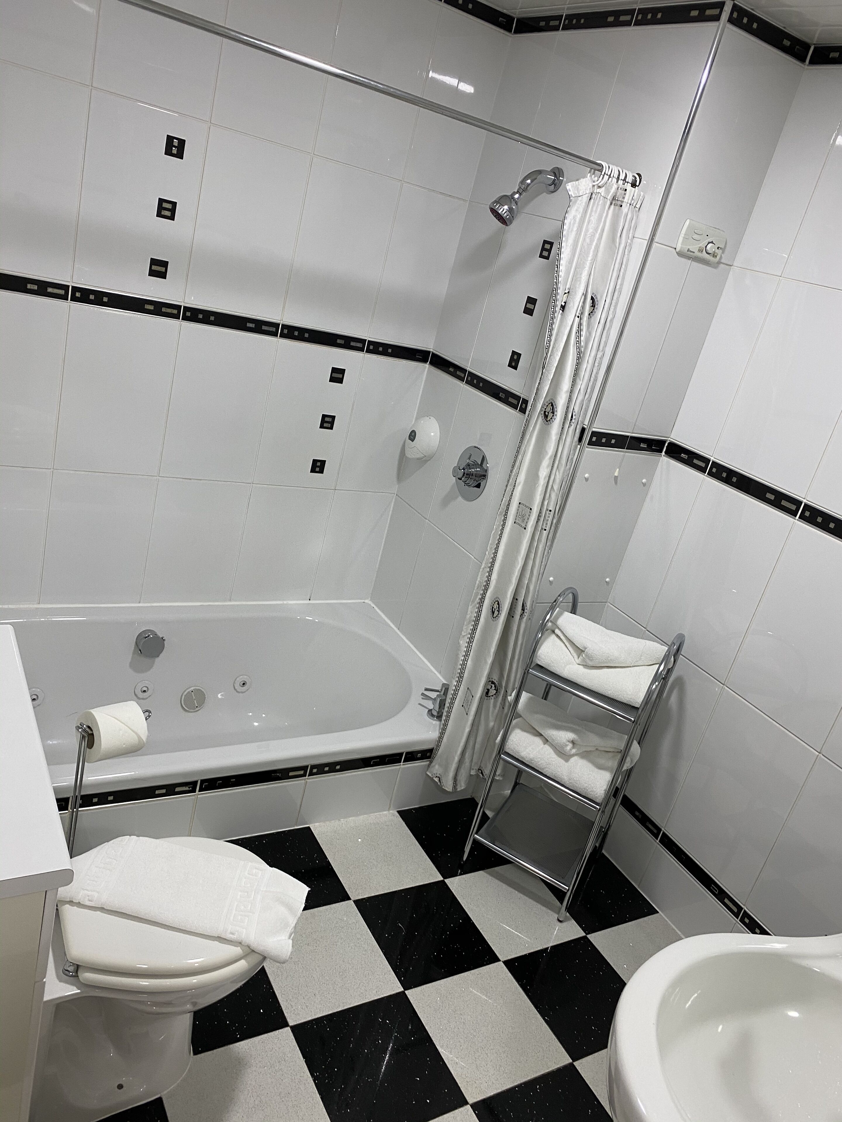 Jetted bathtub