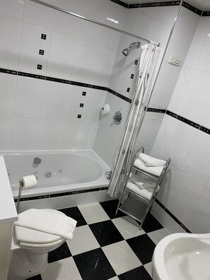 Jetted bathtub