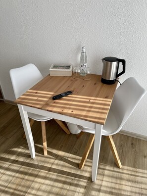 Superior Double Room, Private Bathroom, Garden View (mit Balkon) | Room amenity - Pension Frisia (Norden)