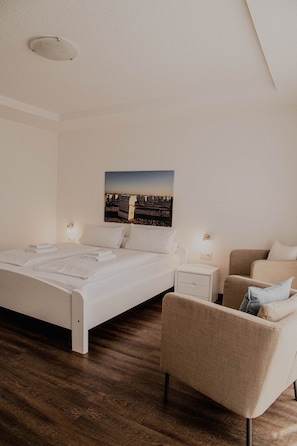 Superior Double Room, Private Bathroom, Garden View (mit Balkon) | Room amenity - Pension Frisia (Norden)