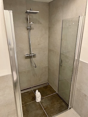 Doppia Economy, bagno in camera (im Erdgeschoss) | Bagno | Asciugamani