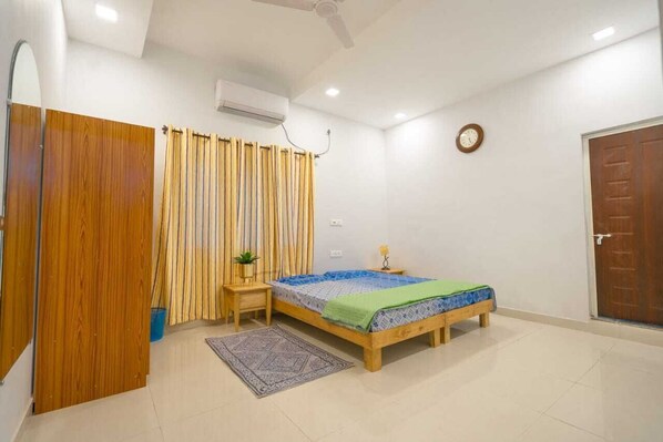 5 bedrooms, WiFi - Homestay worth exploring (Raipur)