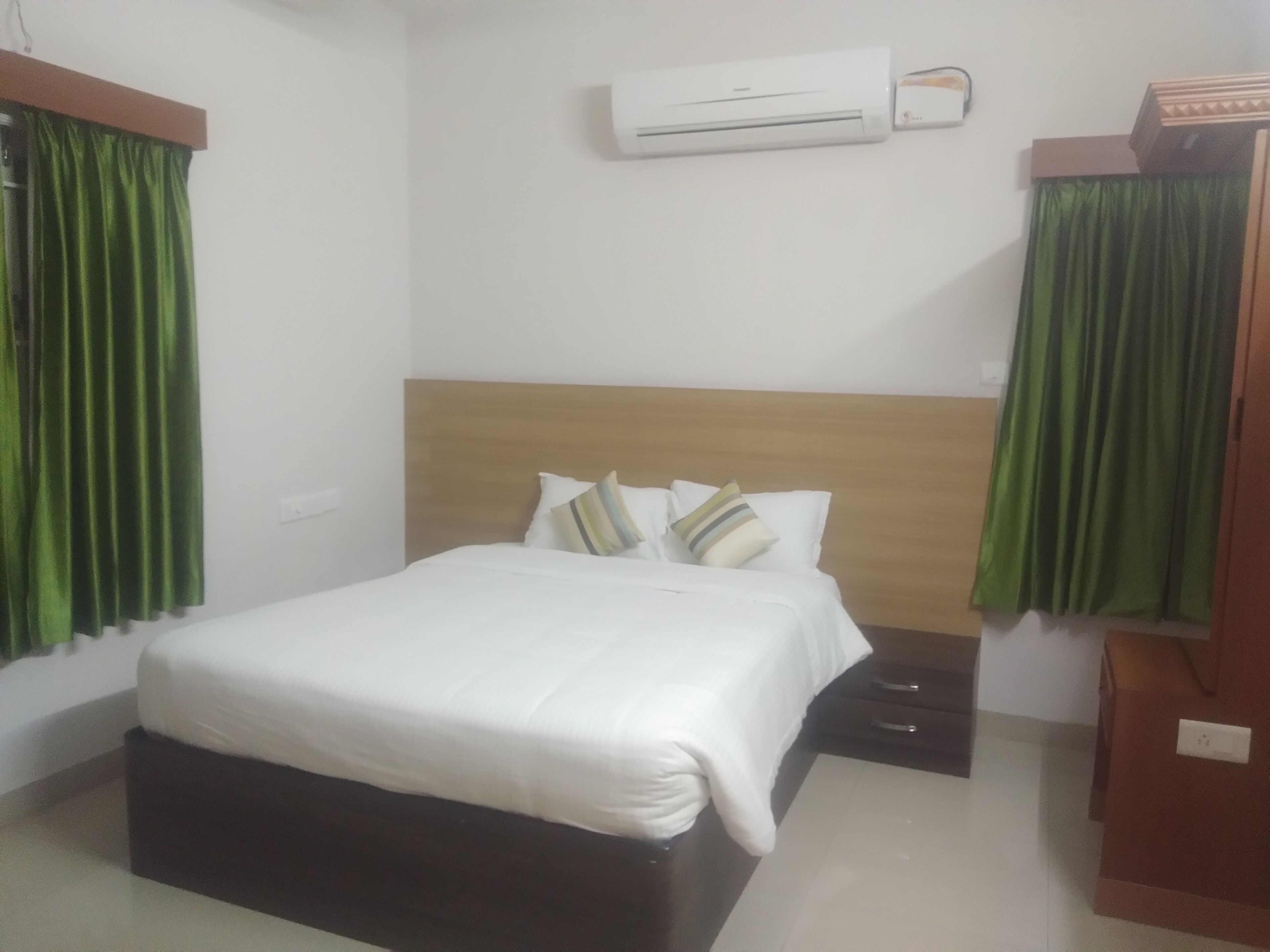 deluxe double room | soundproofing, iron/ironing board, free wifi, bed sheets