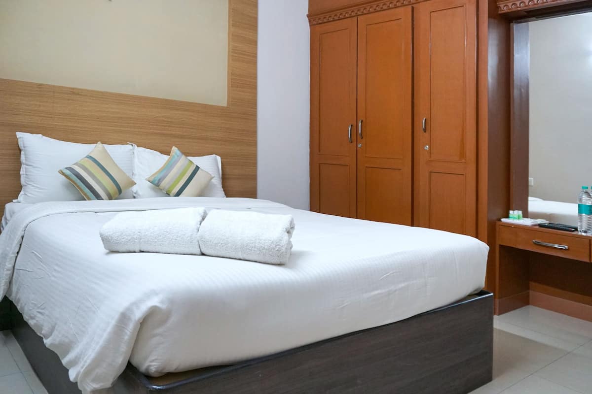 deluxe double room | soundproofing, iron/ironing board, free wifi, bed sheets