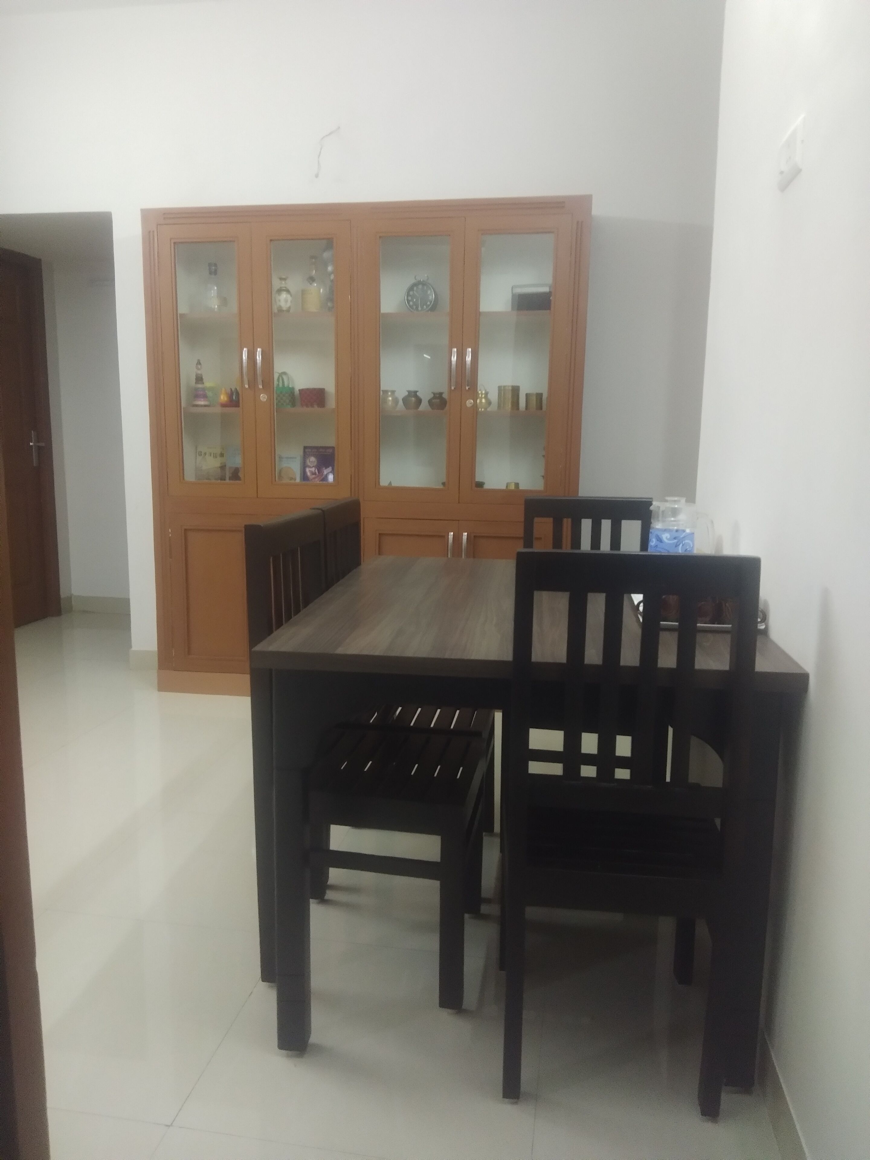 deluxe double room | living area | tv