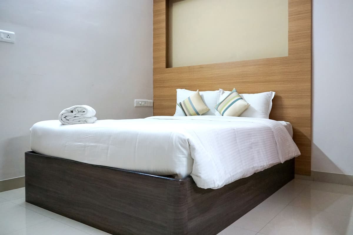 deluxe double room | soundproofing, iron/ironing board, free wifi, bed sheets