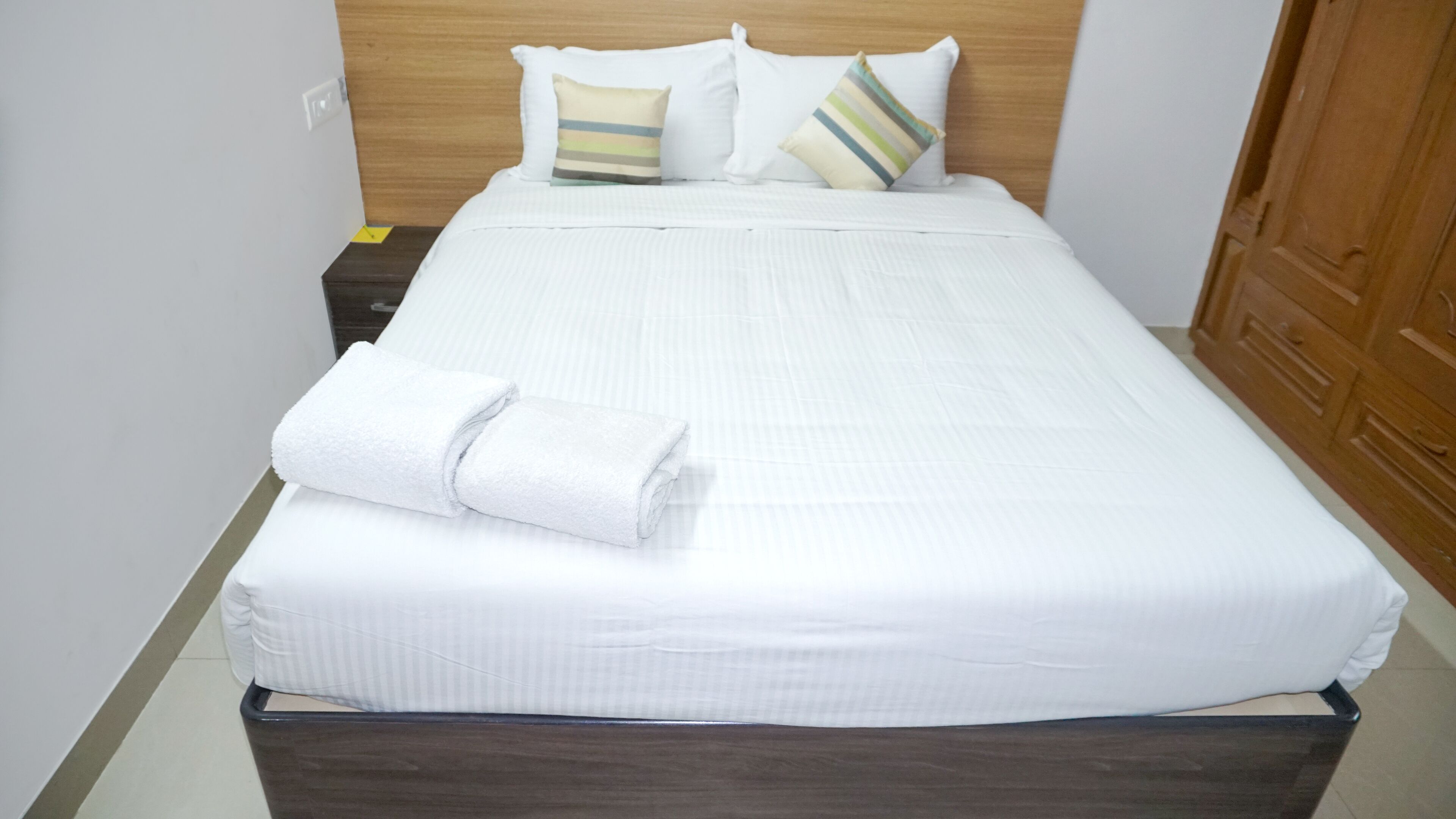 deluxe double room | soundproofing, iron/ironing board, free wifi, bed sheets