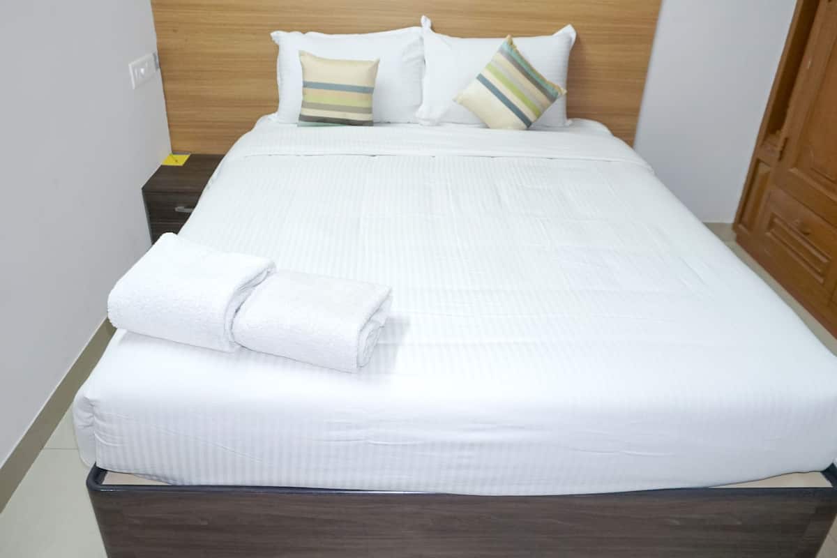 deluxe double room | soundproofing, iron/ironing board, free wifi, bed sheets