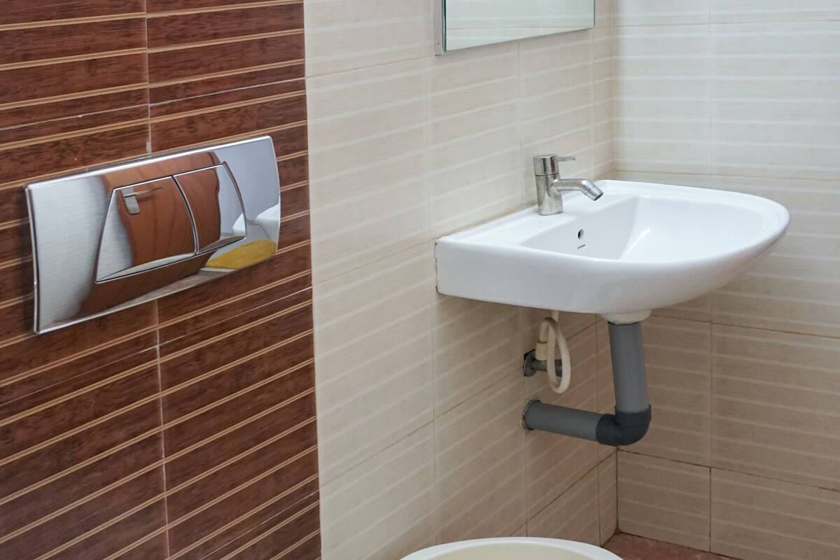 shower, free toiletries, towels