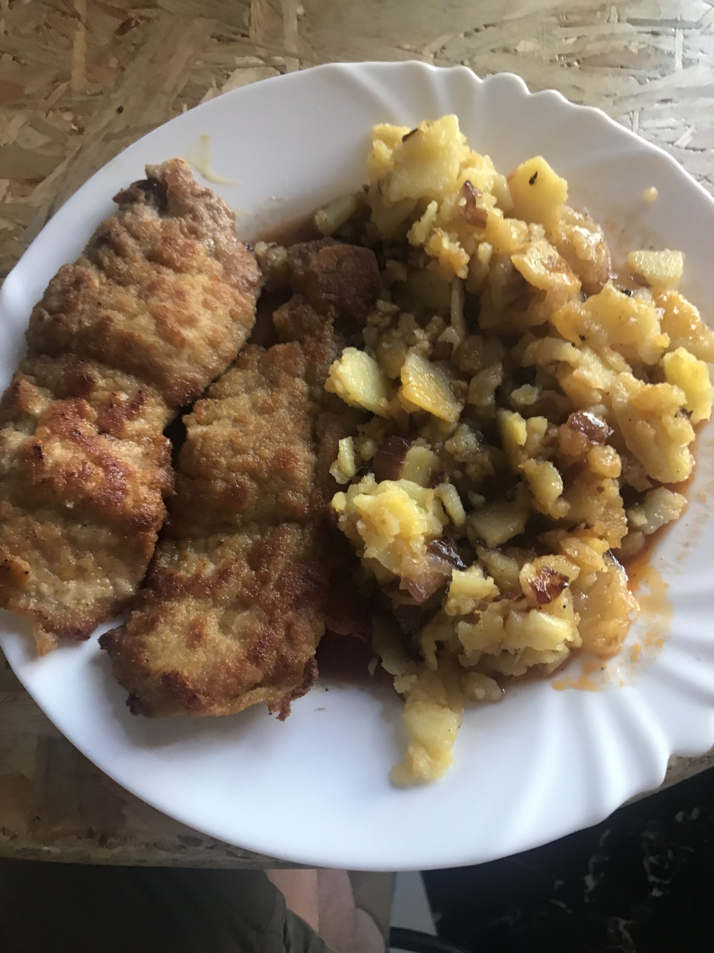 Un plato con milanesas y puré de papas.