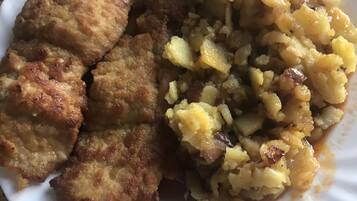 Un plato con milanesas y puré de papas.
