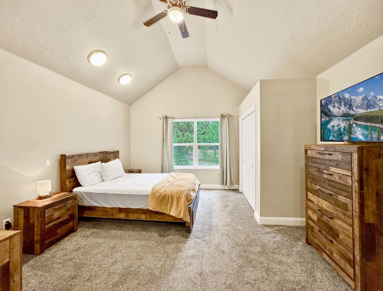 5 bedrooms, desk, iron/ironing board, travel crib