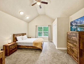 5 habitaciones, escritorio y tabla de planchar con plancha