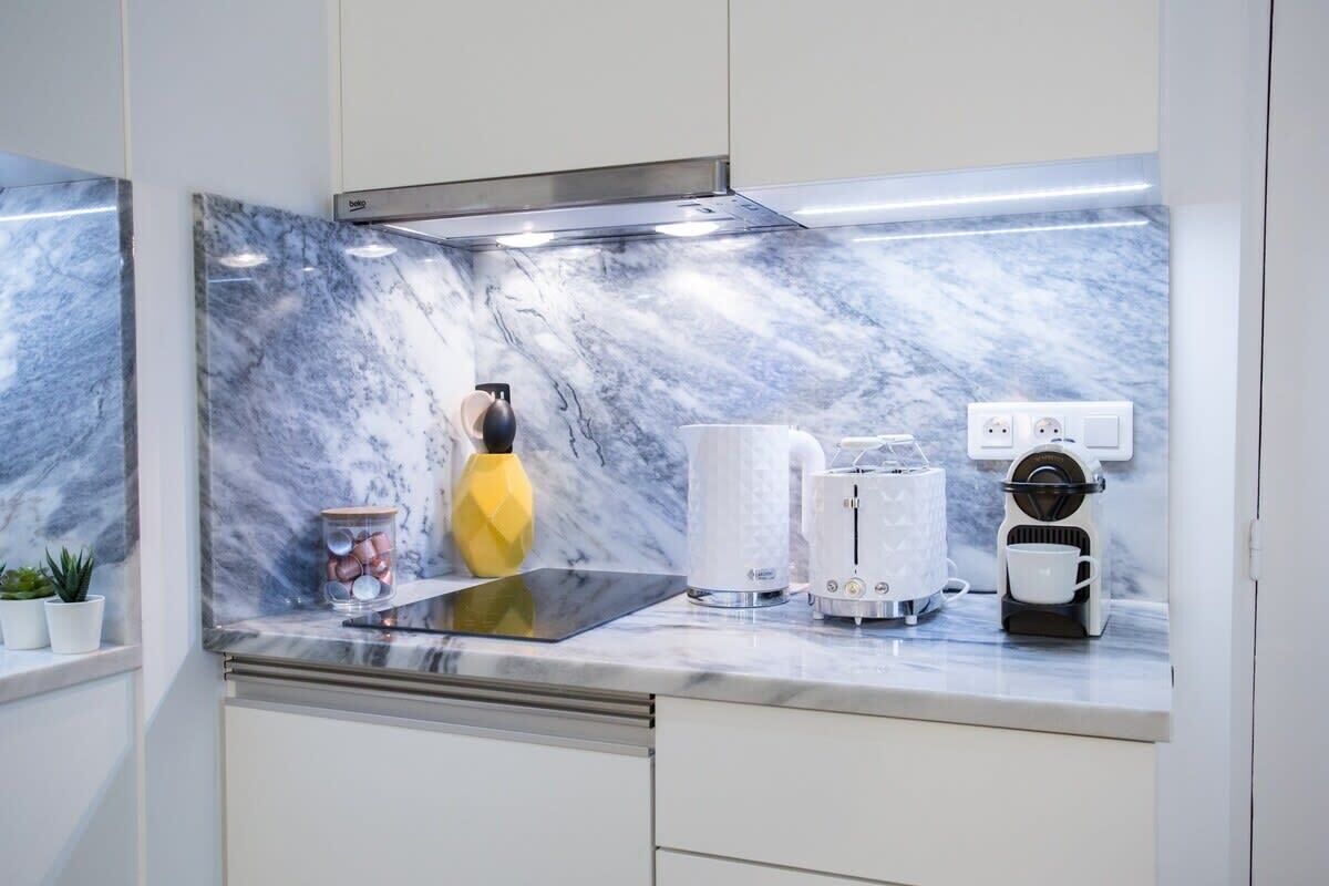 Een koelkast, een microgolfoven, een oven