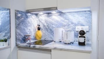 Een koelkast, een microgolfoven, een oven