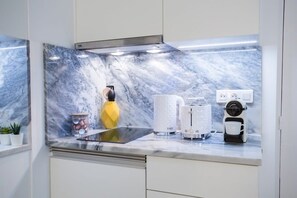 Kjøleskap, mikrobølgeovn, ovn og kaffetrakter/tekoker