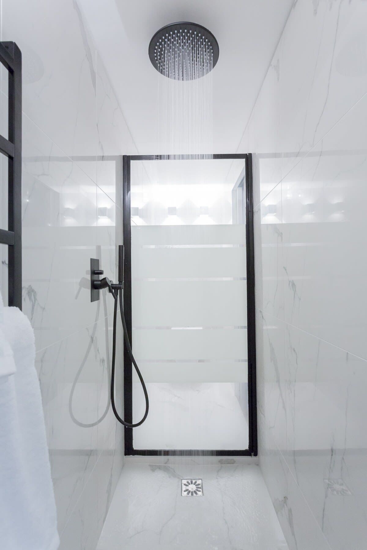 Douche, sèche-cheveux, serviettes fournies