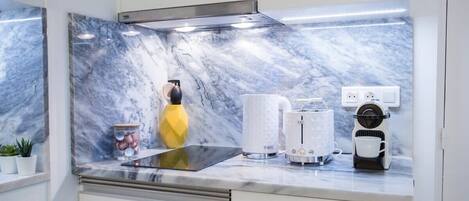 Een koelkast, een microgolfoven, een oven