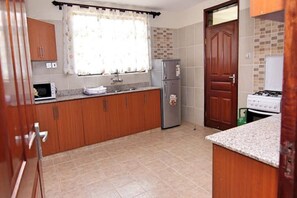 Batterie de cuisine, vaisselle et ustensiles