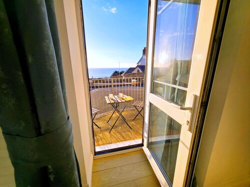 Spacious 2 bed apartment opposite main beach!