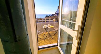 Spacious 2 bed apartment opposite main beach!