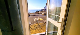 Spacious 2 bed apartment opposite main beach!