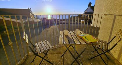 Spacious 2 bed apartment opposite main beach!