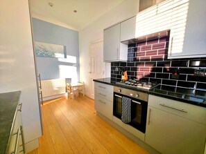 Kühlschrank, Mikrowelle, Ofen, Geschirrspüler