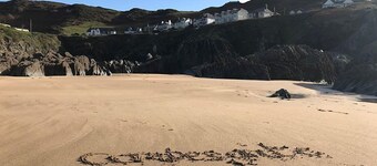 Gorgeous 2 bed apartment overlooking Combesgate Beach