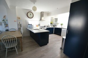 Fridge, microwave, oven, dishwasher - Gorgeous 2 bed apartment overlooking Combesgate Beach (Woolacombe)