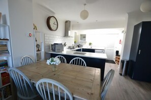 Dining - Gorgeous 2 bed apartment overlooking Combesgate Beach (Woolacombe)