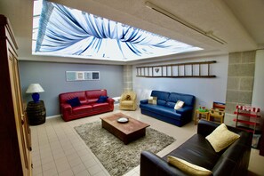 Televisión, reproductor de DVD, futbolito, mesa de ping pong