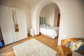 3 bedrooms, iron/ironing board, internet, bed sheets