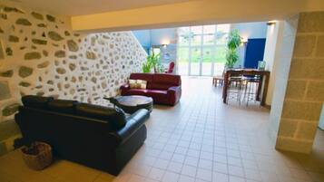 LCD-TV, DVD-spiller og bordtennis