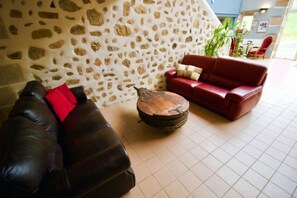 Property grounds - VéloGîtes, Le Gîte Vignoble, the perfect place for a family vacation? (Availles-Limouzine)