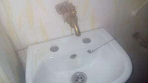 Kamar Single | Wastafel kamar mandi