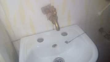 Kamar Single | Wastafel kamar mandi