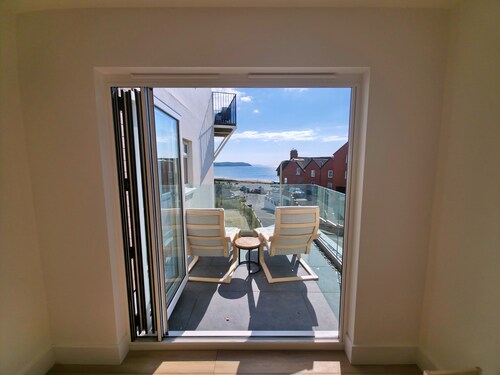 Great dog friendly 2 bed apartment close to village and beach.