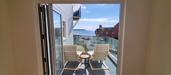 Great dog friendly 2 bed apartment close to village and beach.