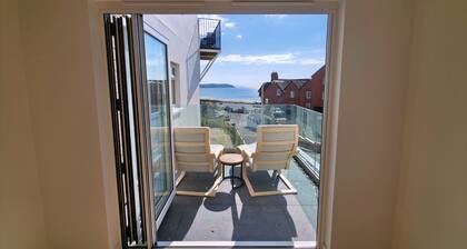 Great dog friendly 2 bed apartment close to village and beach.